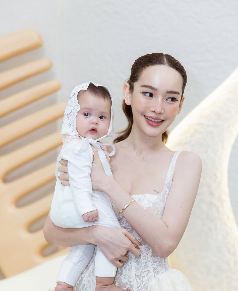 SOFEEEE8's tweet photo. และทั้งสองคนตั้งใจให้ชื่อของลูก คล้องกันตรงคำว่า Sky
ลูกชาย : Cyanblue Sky Duval (ไซอัลบลู สกาย) คือ ฟ้าที่สดใส มีอิสระ
ลูกสาว: Vanilla Sky Duval (วานิลลา สกาย) คือฟ้าที่อบอุ่นและนุ่มนวล 
ส่วนที่มาของคำว่า Sky เริ่มมาตั้งแต่ลูกชาย เพราะปุ้มปุ้ยเคยเล่าว่า ทั้งเธอและกวินท์ชอบท้องฟ้าและทะเล มองแล้วรู้สึกมีความสุขและสบายใจ จึงนำความรู้สึกนั้นมาตั้งเป็นชื่อของลูก

 “ฟ้าคนละเวลา แต่เป็นฟ้าที่พ่อกับแม่รักเสมอ”

#ปุ้มปุ้ย #กวินทร์ดูวาล