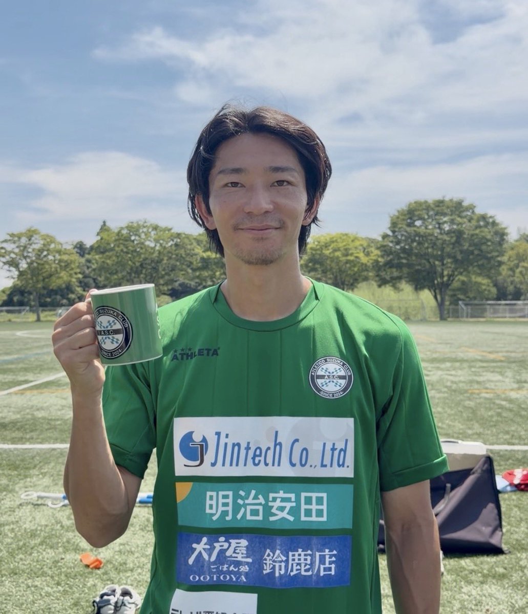 ASC_2024's tweet photo. 🛒【グッズ情報】

アトレチコ鈴鹿オリジナルの
「アトレチコ鈴鹿マグカップ」☕️💚

クラブカラーのグリーンにロゴ＆チーム名をデザイン✨
お家や職場でも大活躍！

今シーズンも残りわずか‼️
記念にぜひGETしてください！

💰 ¥1,500（税込）

▼公式オンラインストアはこちら🛒
🔗https://t.co/K84qmnObyg

#アトレチコ鈴鹿 #ASC #公式オンラインストア