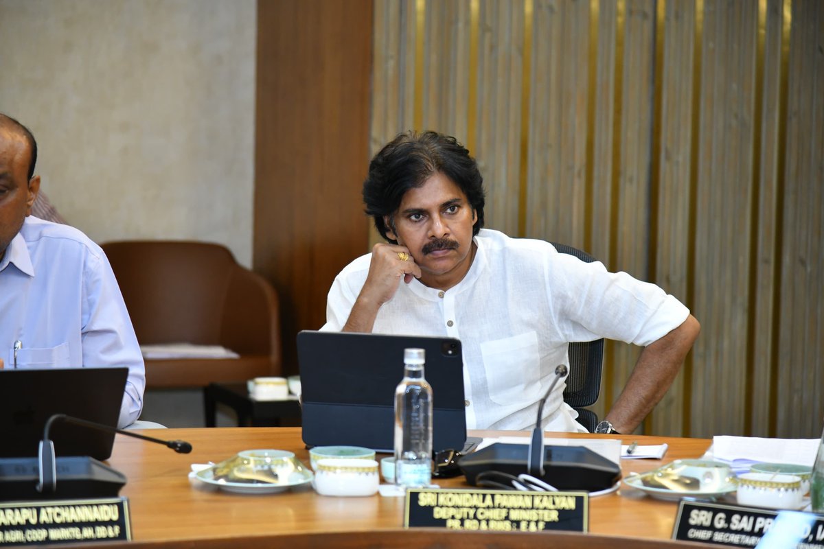 JanaSenaParty's tweet photo. ఆంధ్ర ప్రదేశ్ రాష్ట్ర క్యాబినెట్ సమావేశం గౌరవ ముఖ్యమంత్రి శ్రీ @ncbn గారి నేతృత్వంలో రాష్ట్ర సచివాలయంలో కొనసాగుతోంది. సహచర మంత్రివర్గ సభ్యులతో కలిసి క్యాబినెట్ సమావేశంలో పాల్గొన్న ఉప ముఖ్యమంత్రివర్యులు శ్రీ @PawanKalyan గారు. https://t.co/5kHNuAuvEU