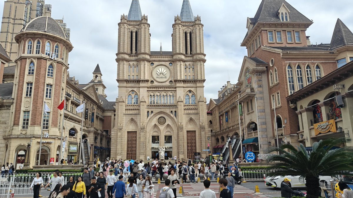yzxkl666's tweet photo. 假期结束回学校了，没想到一出地铁站就到黄鹤楼了��城市里的小吃真不少，在每天早上热干面，中午吃火锅，晚上吃烧烤的一周中结束了 https://t.co/ttMZy1xwXc