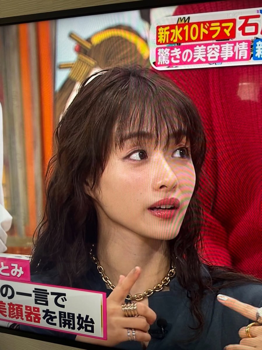 loop_clips's tweet photo. パック？美顔器？

……この顎ラインは、やってるだろ。 https://t.co/UNeGzB5VD3