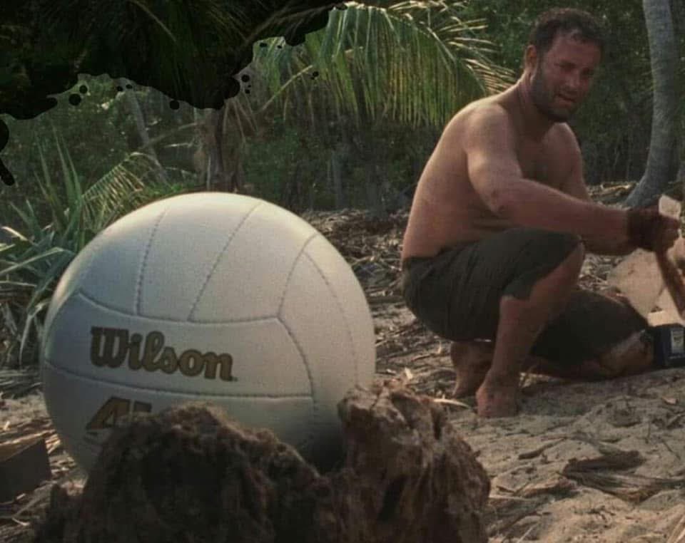 akiluno_a's tweet photo. فى فيلم (cast away).. للعبقري Tom Hanks..
الذى سقطت طائرته فى حادثة.. وإنعزل على جزيرة نائية لسنوات وحيداً.. قاوم ليظل حياً.. ورسم على كرة وجهاً.. وسَمّاها Willson وإتخذها صديقاً..

 حارب كي لا يستسلم مُتَخَيِّلاً إن على الضفة الأخرى مَنْ ينتظره.. زوجته التى يحبها وحياته السابقة.. هذا التخيل كان حافزاً قوياً ليبني قارب و يسبح فى المحيط ويعود لأرضه وينجو بنفسه و يرجع من الموت..
لكن ماذا وجد؟

أصدقاء اعتقدوا أنه مات.. و زوجة بكت عليه كثيراً ثم تناست ثم نست و أحبت وتزوجت غيره وأنجبت..
و هو الذى كان يملك صورتها فقط فى عزلته يسامرها يومياً و يحارب لأجلها.. فلما عاد لم يجد ما توقع.. لم يكن هناك من يبحث عنه.. تخيلوا موته وأقاموا عزائه و استمرت الحياة!

خلاصة القول..

ما تبحث عنه ليس بالضرورة يبحث عنك.. ولكن هذا التفكير هو ما يعطينا سبباً لنقاوم.. وهذا هو المغزى..

هذا هو لُب الأمر.. 
إفعل كل شيء من أجل نفسك فقط..
عِشْ لروحك..
قاوم لأجلك أنت فقط..
فأنت حتماً تستحق الأفضل..
واحترم نفسك فهي تستحق الحب الأساس..