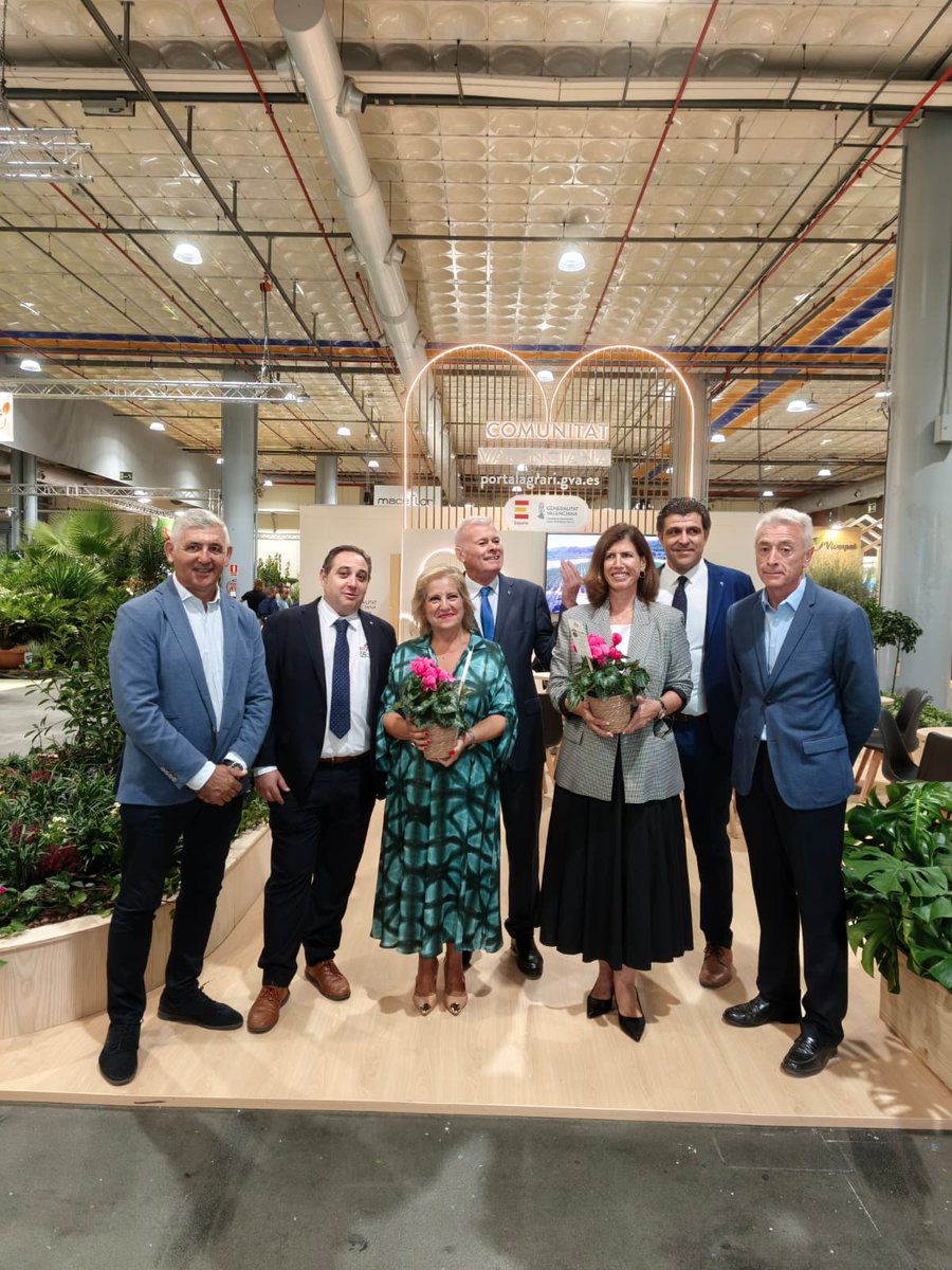 GVAagricultura's tweet photo. 🌿 M.ª Àngels Ramón-Llín destaca en @Iberflora  la fortaleza productiva y exportadora del sector ornamental de la CV "que en 2025 fue la 2ª región española en exportaciones de planta viva y ornamental, con 192,5 M€"
🔗https://t.co/vKq9GXjbFk https://t.co/wZ1TyNMM1N