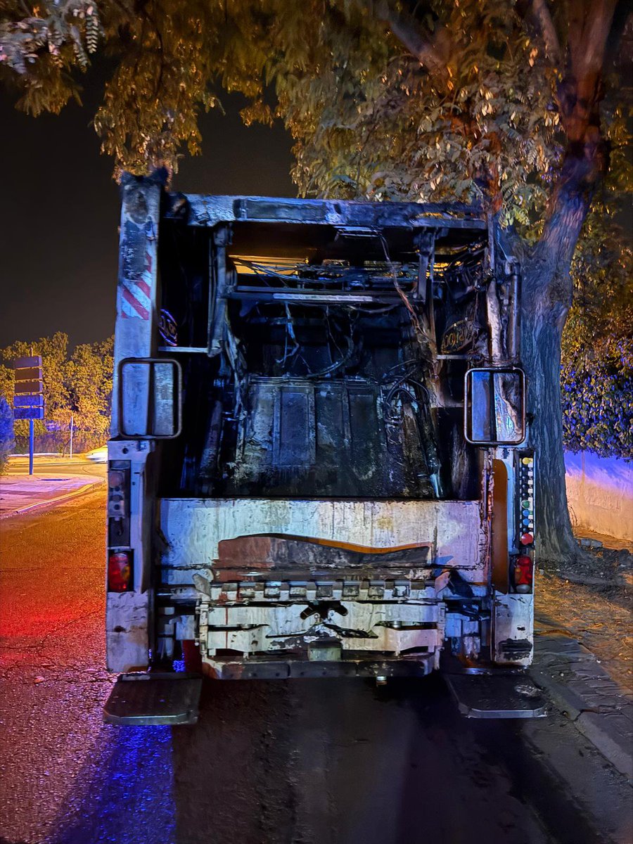 SPEISdeAljarafe's tweet photo. 18:41, la dotación del parque de #MairenaDelAljarafe es activada por el #incendio de un camion de recogida de residuos en la calle Manuel Alonso Vicedo de #Mairena.
Afortunadamente solo hubo daños materiales.
#Bomberos #Aljarafe https://t.co/qRYiQ5X0uE