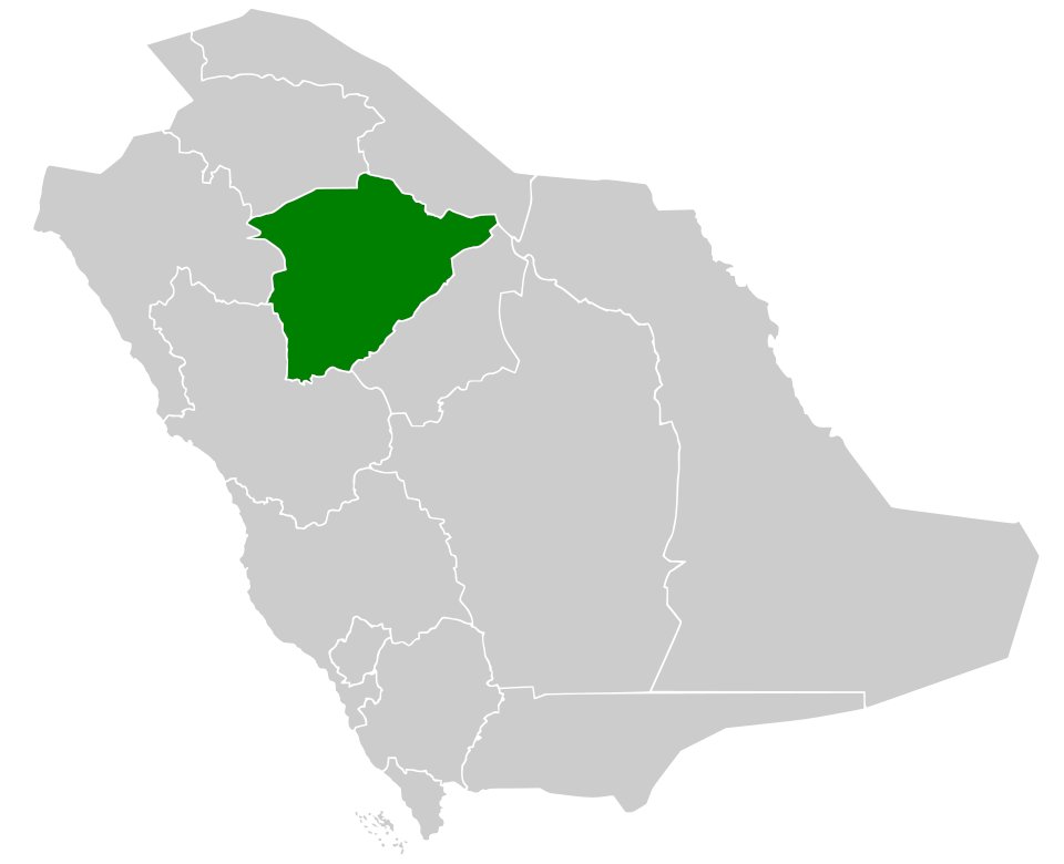 ALMISNID's tweet photo. ⛰️ حائل .. جغرافيا تُقرأ ككتاب مفتوح

في شمال وسط #السعودية، تتعانق جبال أجا وسلمى الجرانيتية مع رمال النفود الكبير، وبين الجبال والأودية والسهول والحرات تتشكل بيئة حائل الجغرافية المميزة والمتنوعة.

وفي #جُبّة و #الشويمس ترك الإنسان على الصخور سجلًا يمتد لبضعة آلاف من السنين؛ رسومًا ونقوشًا توثق الإنسان والحيوان والصيد، بل وتحفظ شواهد على تحولات بيئية قديمة حين كانت أرض العرب مروجاً وأنهاراً، حتى أُدرجت الفنون الصخرية في #حائل ضمن قائمة التراث العالمي لليونسكو عام 2015م.

حائل ليست وجهة لمشاهدة الصحراء فحسب؛ بل رحلة بين الجبل والرمل والأثر والإنسان .. متحف طبيعي مفتوح يجمع الجغرافيا بالبيئة والتاريخ والسياحة في مكان واحد.

منطقة حائل تتكون من مدينة حائل مقر الإمارة، و 8 محافظات: #بقعاء، #الغزالة، #الشنان، #السليمي، #الحائط، #سميراء، #الشملي، و #موقق.

ولإدراك اتساع منطقة حائل؛ فمساحتها تقارب مساحة دولة #كوريا الشمالية كاملة .. كما أن مساحتها (نحو 120 ألف كم²) تمثل نحو 6.1٪ من مساحة المملكة.