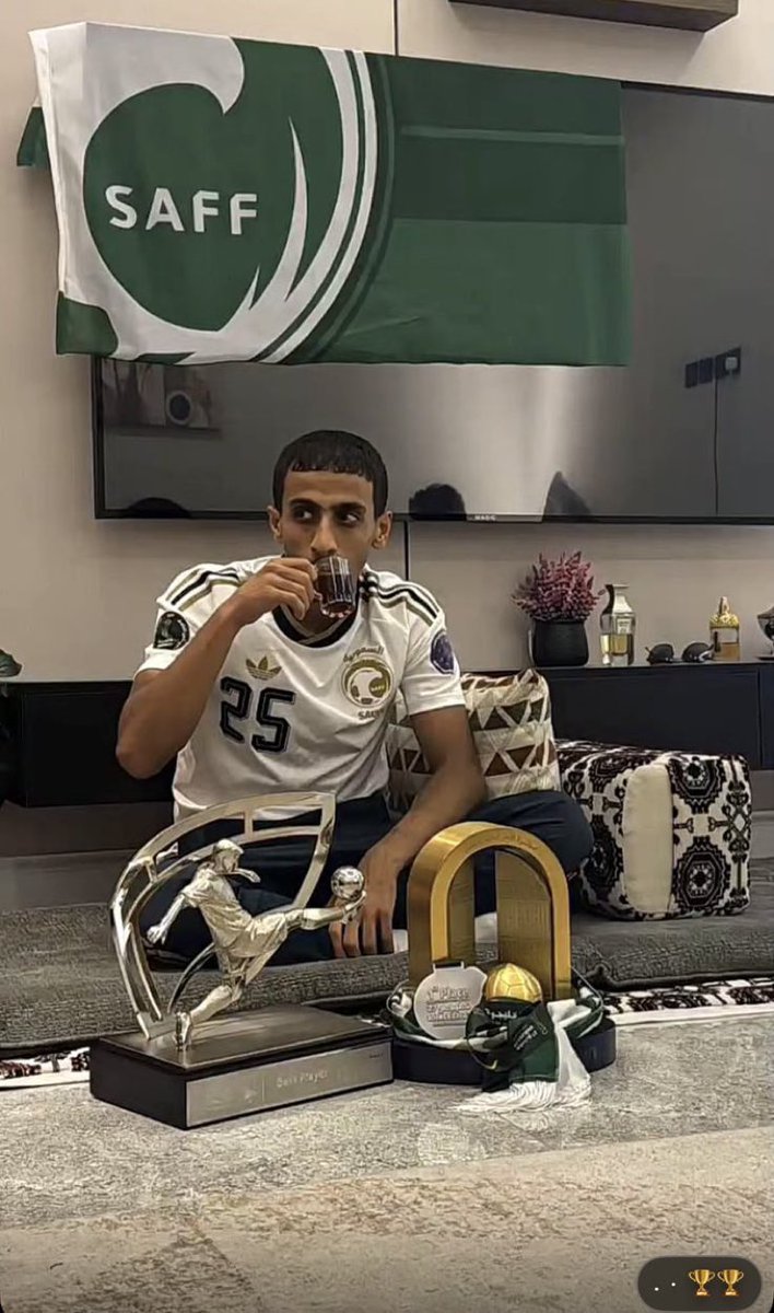 z_A90h's tweet photo. يخرب بيت الحب جالب الكأس ورايح يشرب شاهي وحلاقة طالب ثالث ثانوي من جيل الثمانينات 

همام تكفى كمل كذا 

الصورة الجميلة لعادات وتقاليد كل سعودي 💚 https://t.co/VAa5MzB1qX