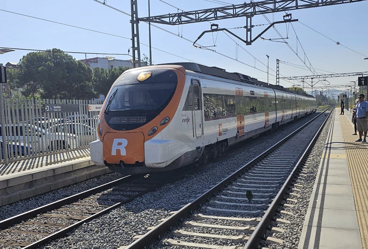 monicagallardo's tweet photo. ❌No normalitzarem el maltractament 
Les afectacions meteorològiques, que hi son, no poden actuar de pantalla del nefast funcionament de @rodalies que està generant malviure continuat a milers de persones 
I avui com a propina, @Adif_es veta als mitjans 
Que més ens cal @govern⁉️ https://t.co/cQElGOwwcU
