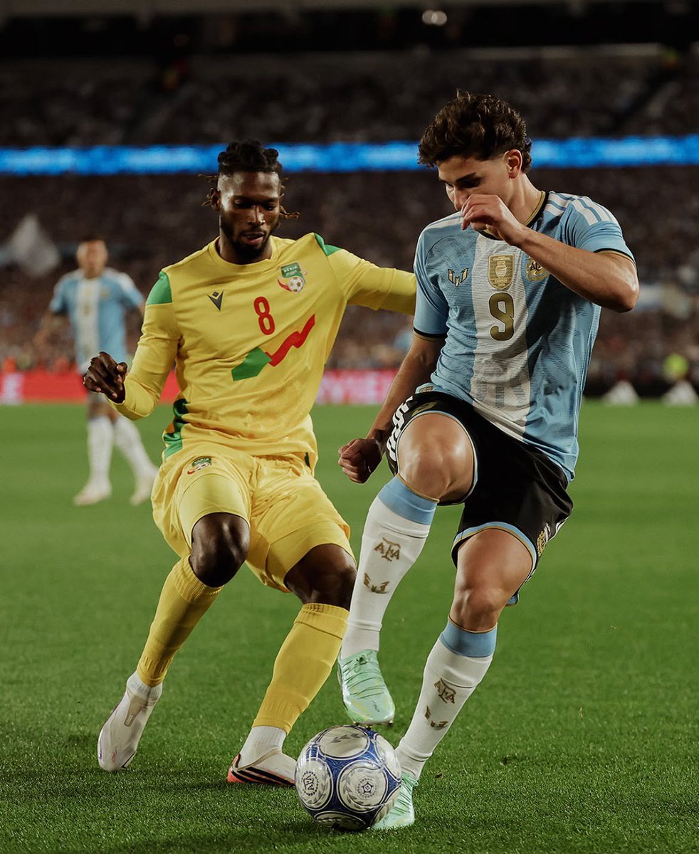 Atleti's tweet photo. Cristian Romero y Julián Alvarez fueron titulares y participaron del triunfo de Argentina ante Benín en la despedida de Messi de la Albiceleste 🇦🇷 https://t.co/TLpSbnkT3E