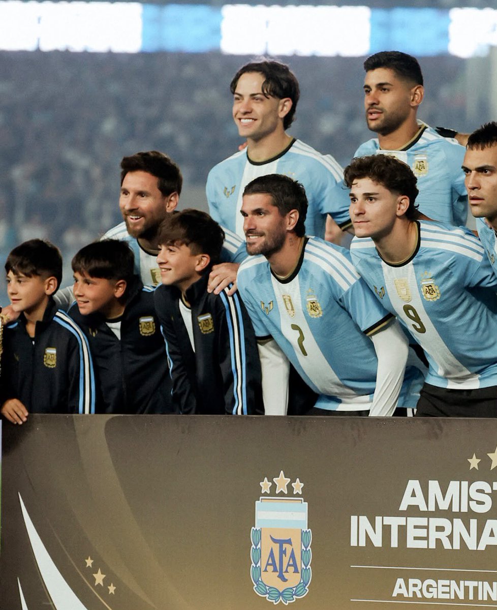 Atleti's tweet photo. Cristian Romero y Julián Alvarez fueron titulares y participaron del triunfo de Argentina ante Benín en la despedida de Messi de la Albiceleste 🇦🇷 https://t.co/TLpSbnkT3E