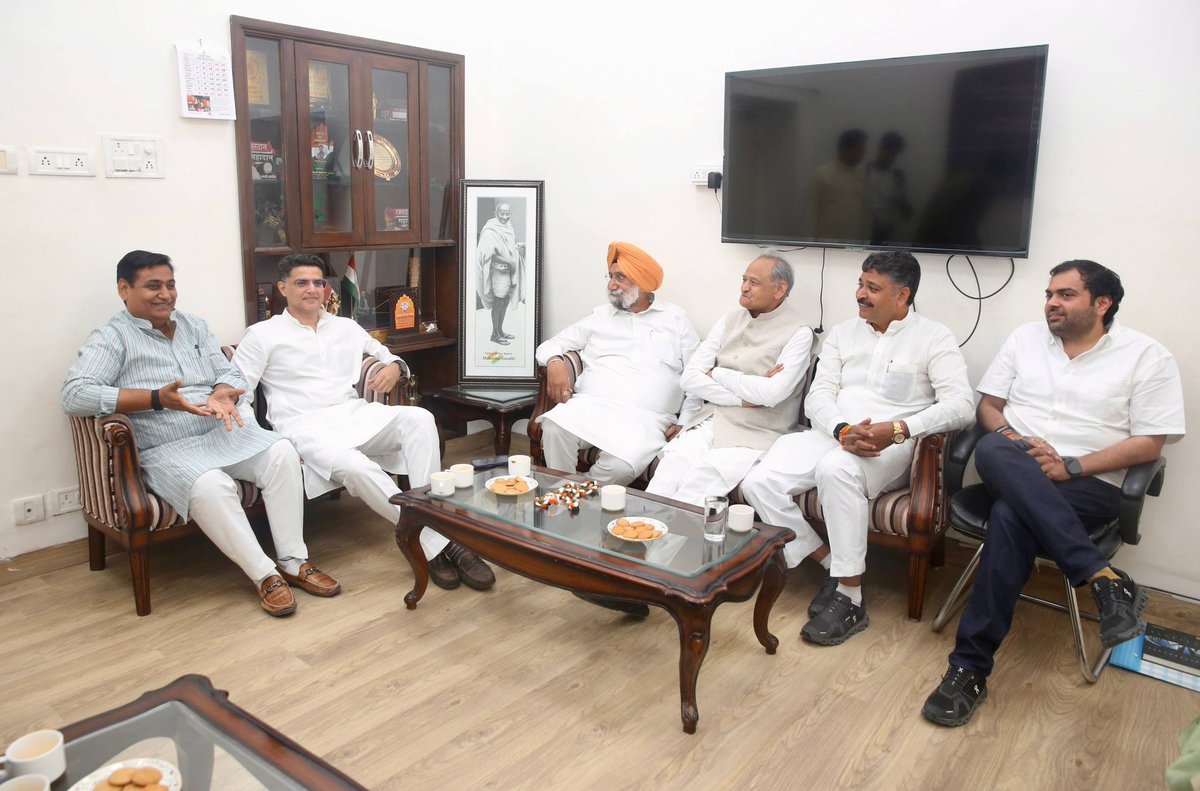 SachinPilot's tweet photo. राजस्थान में आगामी पंचायतीराज चुनावों की तैयारियों के मद्देनज़र प्रदेश कांग्रेस कमेटी के अध्यक्ष @GovindDotasra जी की अध्यक्षता में आयोजित महत्वपूर्ण बैठक में सम्मिलित हुआ।

बैठक में चुनावी तैयारियों को लेकर विस्तृत चर्चा की तथा सुझाव दिए। इस दौरान प्रदेश प्रभारी @Sukhjinder_INC जी, पूर्व मुख्यमंत्री @ashokgehlot51 जी एवं नेता प्रतिपक्ष @TikaRamJullyINC जी ने भी अपने विचार व्यक्त किए।

आगामी चुनावों की तैयारियों को लेकर इस बैठक में महत्वपूर्ण विषयों पर सार्थक चर्चा हुई।

@Rutvik_Makwana_ @PunamPaswanINC  @Chiranjeev_INC @INCRajasthan