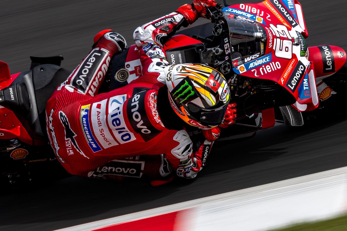 msphoto6723's tweet photo. Francesco Bagnaia

Race1メカトラか！？って思ったらまさかリアタイヤがあんなズタズタになってたとは。
Nitronoriのレプリカヘルメットかっこよすぎ…
#motogp
#motogp_jp https://t.co/i0Thc60Lra