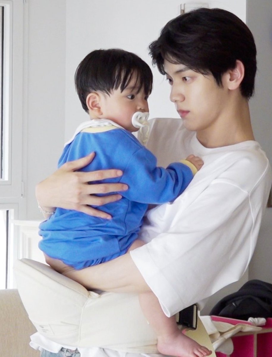 OUJ125913's tweet photo. 애기는 같은데 아빠크기가 다름 https://t.co/p7f1iKwHrw