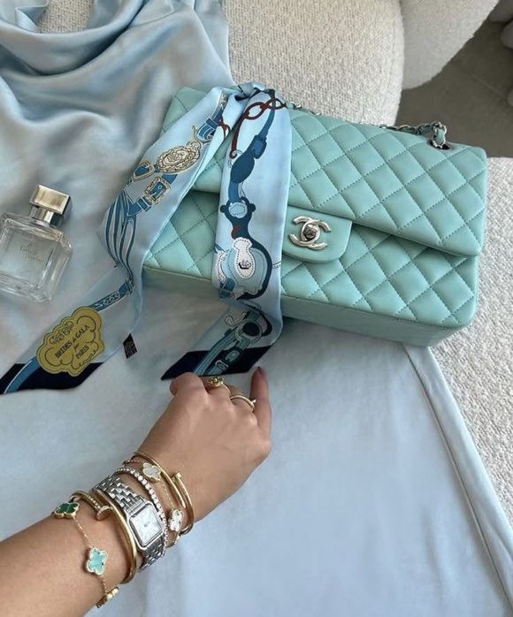 radianceglimmer's tweet photo. blue Chanel bag https://t.co/h1lAPwgTER