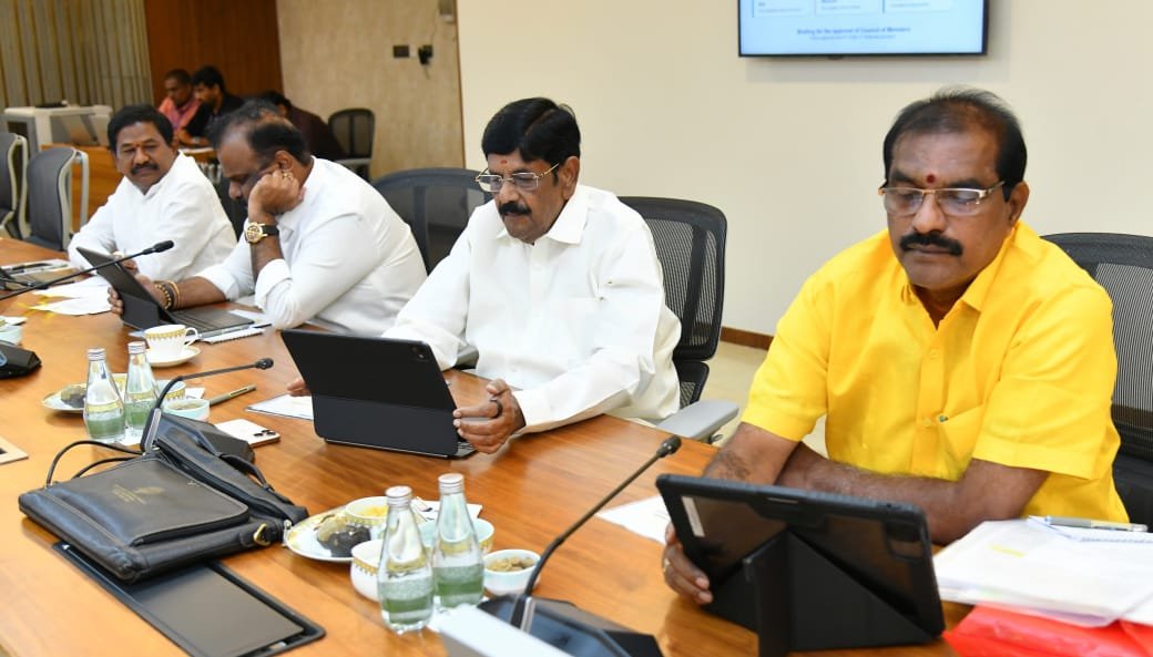 Drswamydola's tweet photo. అమరావతి సచివాలయంలో ముఖ్యమంత్రి శ్రీ నారా చంద్రబాబు నాయుడు గారి అధ్యక్షతన జరిగిన కేబినెట్ సమావేశంలో పాల్గొన్నాను.

రాష్ట్ర అభివృద్ధి, ప్రజా సంక్షేమం, ప్రభుత్వం చేపడుతున్న వివిధ కార్యక్రమాలపై కేబినెట్ భేటీలో చర్చించాం.

#DSBVSwamy
#Socialwelfareminister
#CBN
#CabinetMeeting https://t.co/6SLr8AyQNO