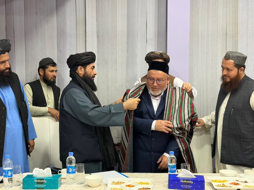 omarzai_22's tweet photo. والی بلخ محمد یوسف وفا د ازبیکستان له ۱۴ کسیز علماوو پلاوي سره وکتل. هغه د بلخ او ترمذ تاریخي اړیکو ته په اشارې د علمي، فرهنګي او اقتصادي همکاریو پر پراختیا ټینګار وکړ نن.

#Balkh #Afghanistan #Uzbekistan #BalkhTermez #Cooperation https://t.co/EAzrMON6rw