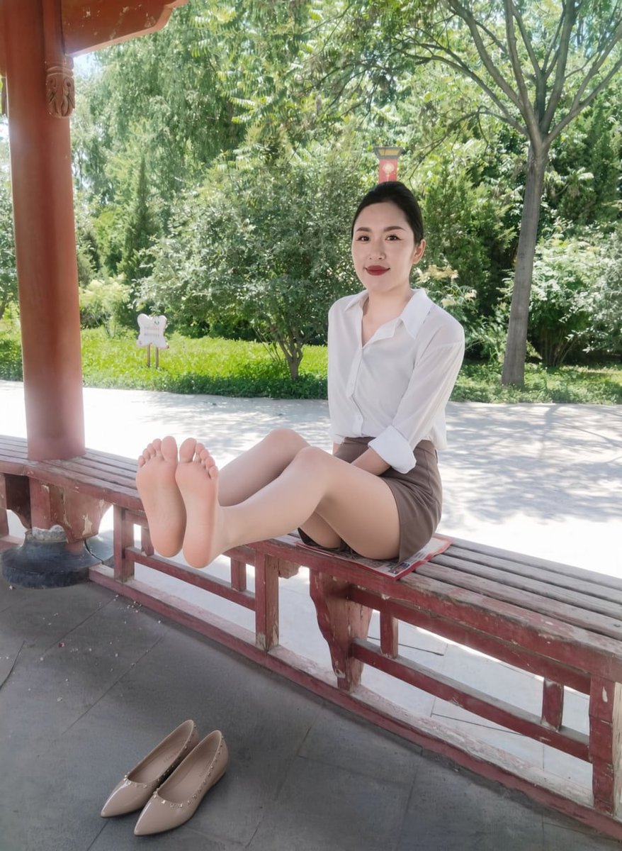 Mac_smith512's tweet photo. 鞋都踢地上了脚也抬起来了，你是只看还是过来舔？#反差 #妈妈 https://t.co/aK5GheoNXK