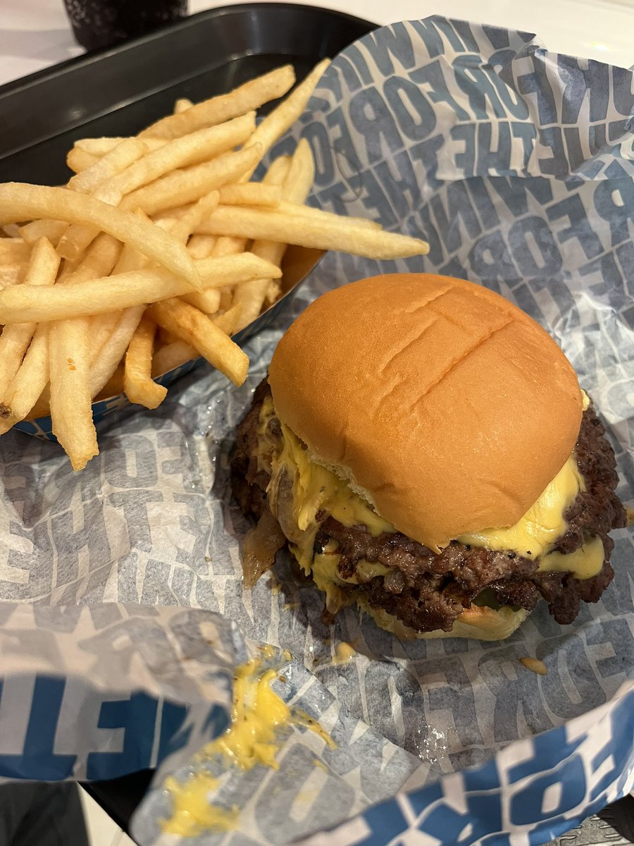 niirutaro's tweet photo. 🍔🩵 https://t.co/PVDdodm6vs