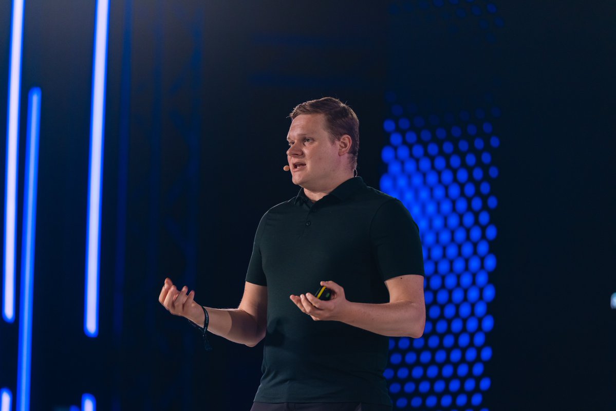 token2049's tweet photo. On the BingX Labs Stage at TOKEN2049 Singapore, @ilblackdragon (@NEARProtocol)  made the case for AI and finance being private by default. https://t.co/rU3JSiM3Yt