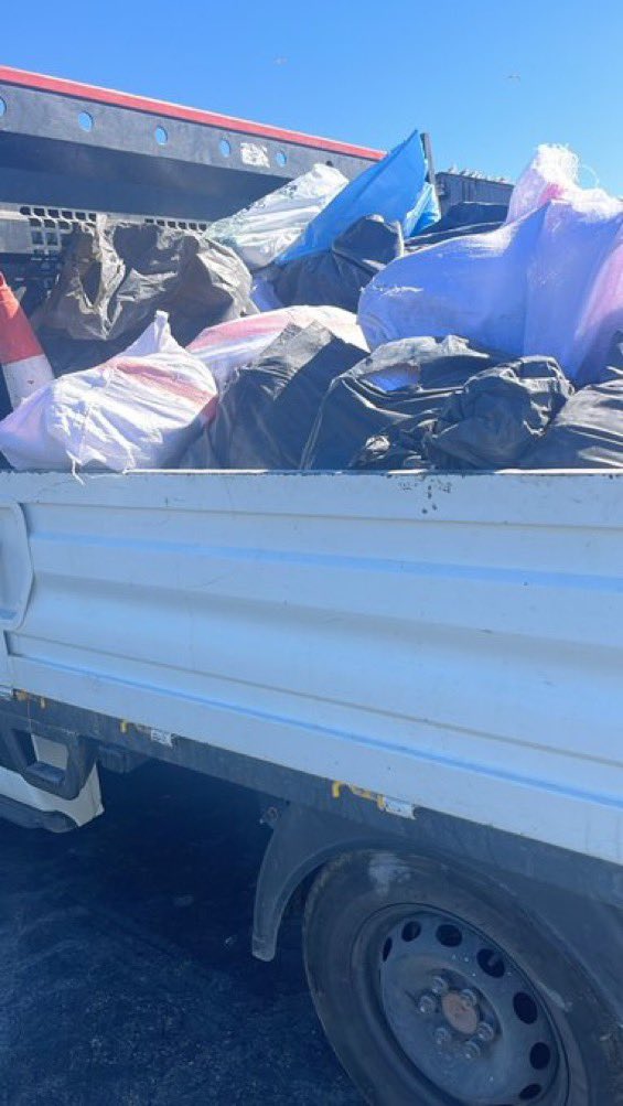 KitAjans's tweet photo. Çeşme Belediyesi’ne, ihale ve alımlarda usulsüzlük iddiaları nedeniyle operasyon düzenlendi.

Belediye Başkan Yardımcısı Emre Can Durmaz, İmar ve Şehircilik Müdür Vekili Buğçe Sağlamer ile Fen İşleri Müdür Vekili Furkan Yiğit hakkında gözaltı kararı verildi.

İmar ve Şehircilik Müdürlüğüne ait evrakların 05 Ekim 2026 günü belediye temizlik işçisi tarafından yakılarak imha edilmeye çalışıldığı ihbarının alınmasına müteakip Çeşme İlçe J.K.lığı tarafından suçüstü yapıldığı ortaya çıktı