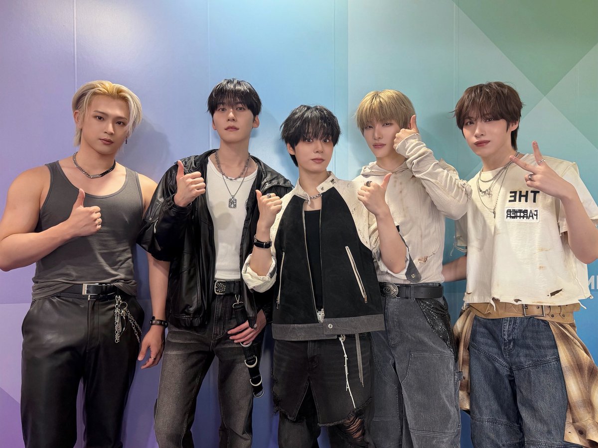 official_ONEUS's tweet photo. [#원어스]

261007 MBC M 
‘쇼챔피언’

잠시 후 5시,
원어스와 함께해요 💙

#ONEUS 
#FIRST_LIGHT_井 #눈을돌리지마
#쇼챔피언 https://t.co/RxijxDPLUP