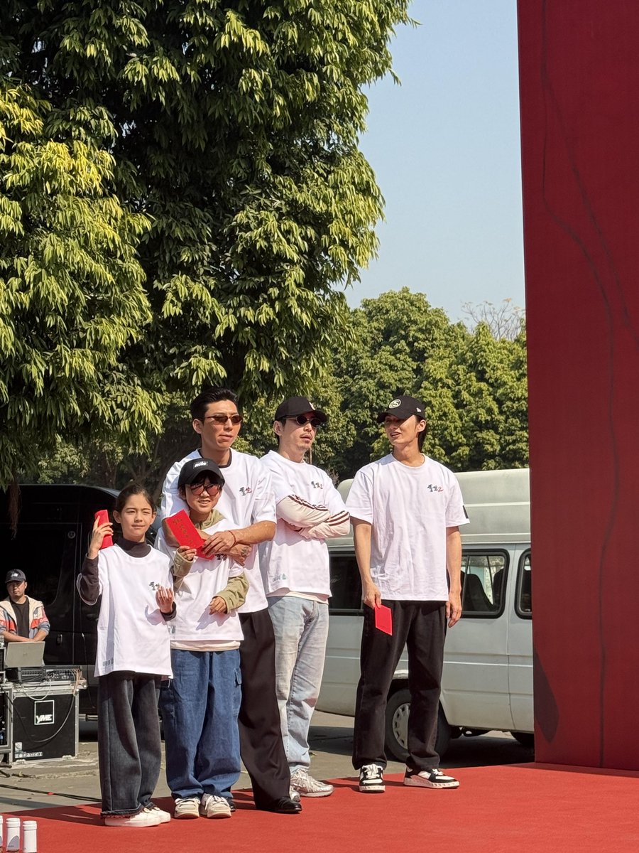 moontomeetyou's tweet photo. JUN with Yu Ze (child actor in GFB2) at GFB2’s booting ceremony ❤️ https://t.co/kBL4GDSzGN