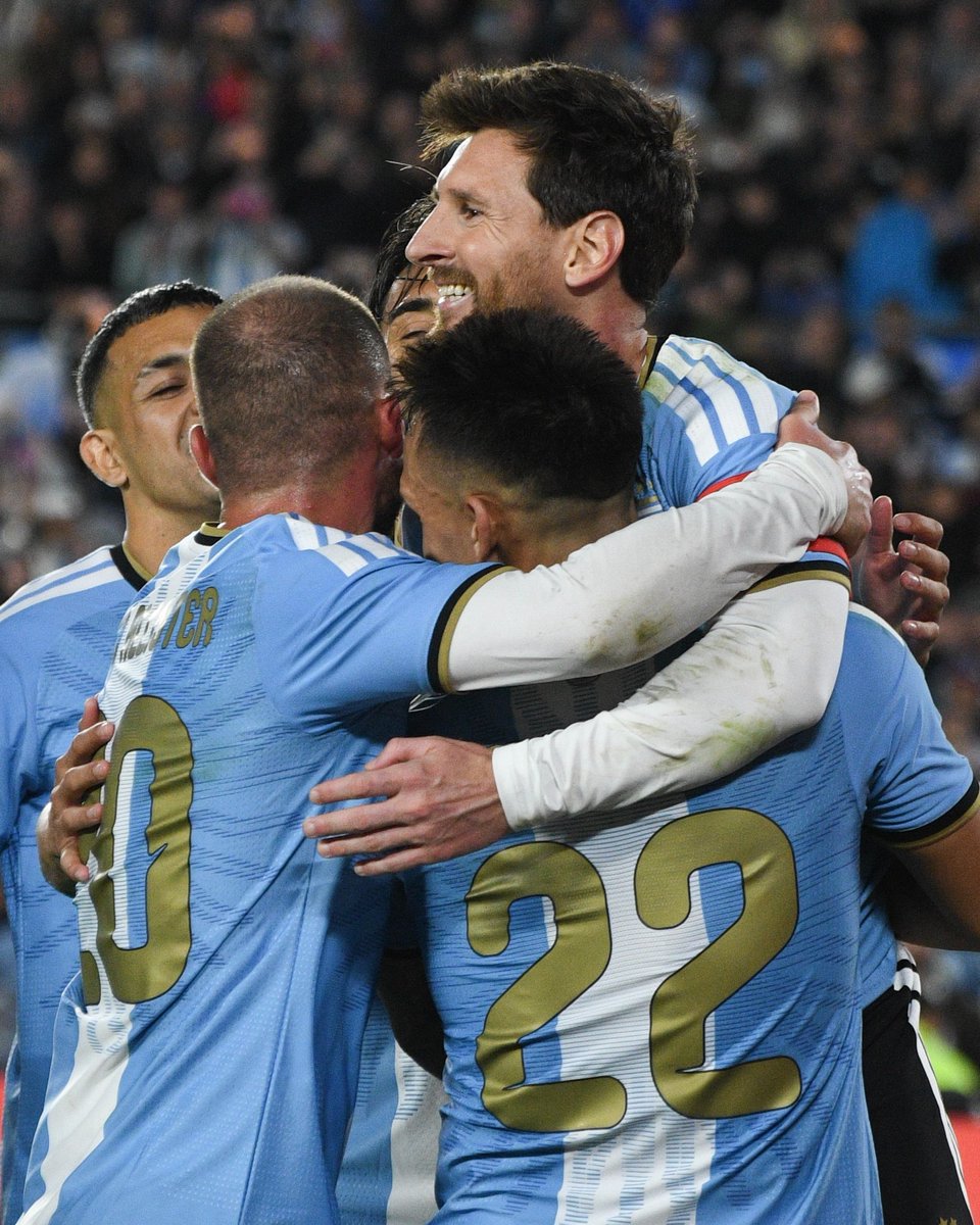Inter's tweet photo. Last dance. With our Capitano by his side 🇦🇷

@Argentina https://t.co/7HkGNQNjnp