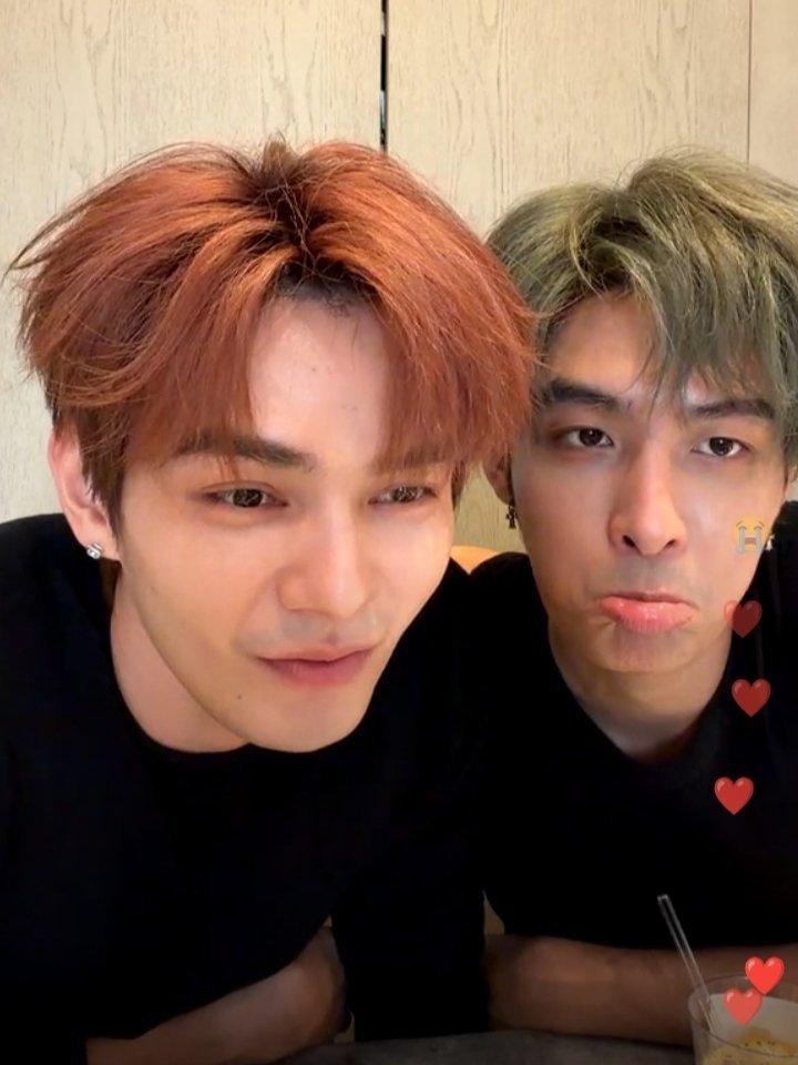 MARIANRAMO85631's tweet photo. Watching the livestream even though i can't understand chinese cu'z why not if it's them 🧡💛

#xizhao #hechangxi #heyanzhao https://t.co/EVmSdM0x1d