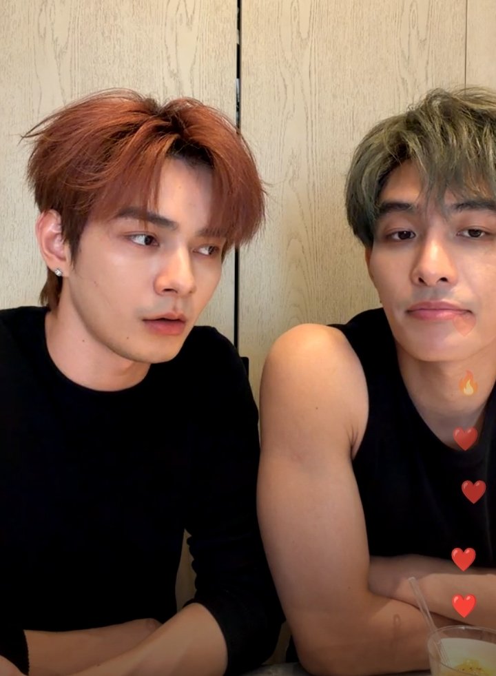 MARIANRAMO85631's tweet photo. Watching the livestream even though i can't understand chinese cu'z why not if it's them 🧡💛

#xizhao #hechangxi #heyanzhao https://t.co/EVmSdM0x1d