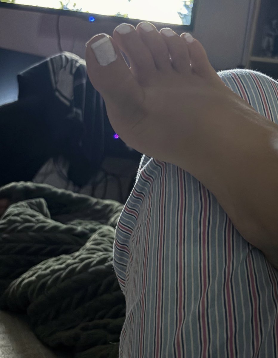 cat1344567890's tweet photo. Woof #feet https://t.co/jhflYMSnPV