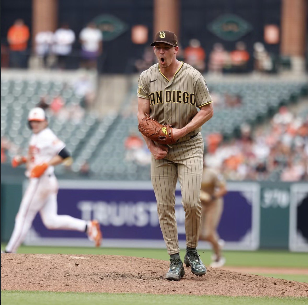 rmiltonn's tweet photo. El abridor para tel cuarto juego de la Serie Divisional entre los #Padres y #Cerveceros será el derecho #WalkerBuehler. La temporada del equipo californiano pende de un hilo y el manager Craig Stammen le da la confianza a Buehler Days Off de poder mantenerla con vida.
Personalmente, estoy de acuerdo con tal decisión puesto que Walker Buehler ha tenido momentos engradecedores en Octubre y cuando las papas queman más. Veremos cómo sale.