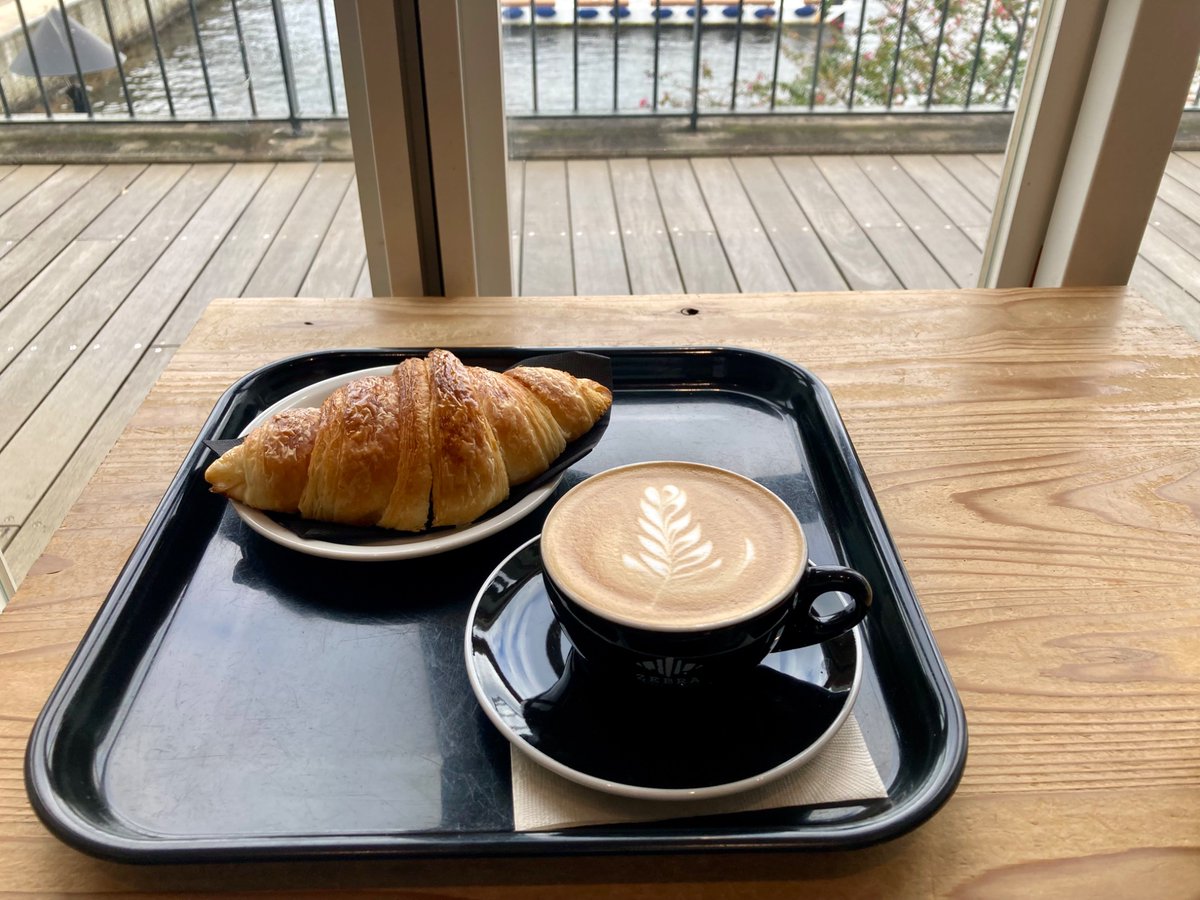 logicthinking23's tweet photo. マリンウォークのゼブラコーヒーでカフェラテ＆クロワッサン
クロワッサンが大きくて美味しい✨
眺めも良くて一息つける好きな場所です。
今日の横浜は雲多めですね☁️ https://t.co/EXfjT0GZ9o