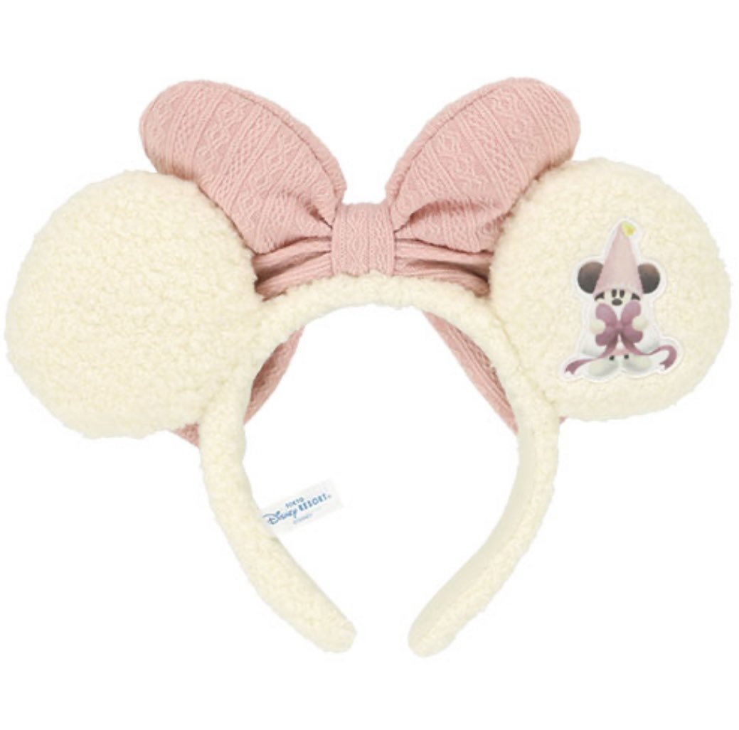 tdr_doria's tweet photo. 11月10日より、モコモコ感とピンクのリボンがキュートなカチューシャが販売されます🎄

背面の耳にはクリスマスの妖精“リルリンリン”のワッペンも☆
https://t.co/q5W49VafVY
#TDR_now #TDR__now #TDR_MD https://t.co/5GJSM4xEr6