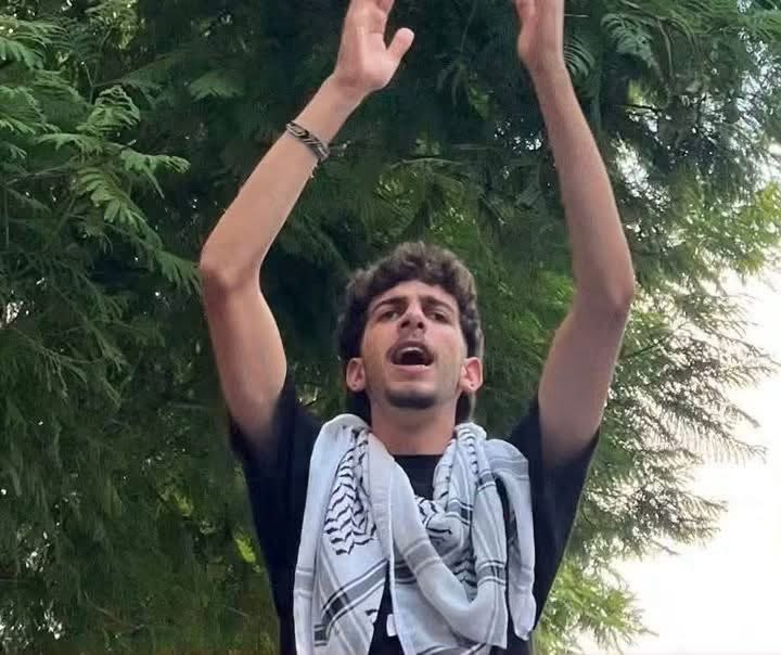 tounsiahourra's tweet photo. التلميذ آدم مبارك أمضى 18 يوماً في السجن، لأنه خرج في مسيرة تضامن مع نشطاء أسطول الصمود المساجين في تونس، أفرج عنه ليلة أمس وصدرت "أوامر رئاسية" بتمكينه من العودة المدرسية. 

ألم يكن من الأجدر عدم سجنه منذ البداية؟ https://t.co/V5vLE7JLW0