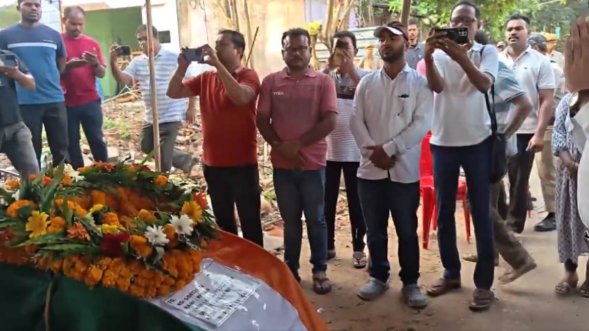 SaptashwaTV's tweet photo. Odisha Pays Final Tribute to Assam Rifles Jawan V Teja Who Died During Nagaland Operation

https://t.co/IPe3aO19Gi

#Odisha #Rayagada #VTeja #AssamRifles #AssamRiflesJawan #Nagaland #NagalandOperation #Soldier #Jawan #IndianSecurityForces #LastRites #OdishaNews #NagalandNews #SoldierTribute #IndianForces #Martyrs #DefenceNews