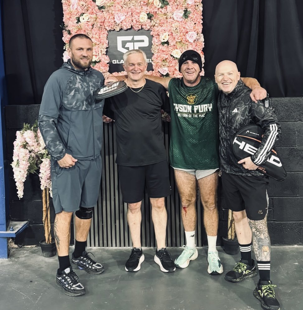 MagicMattHatton's tweet photo. Good game with the boys 🎾 
Cheered me right up 🙌🏻 https://t.co/isFpPBRtG4