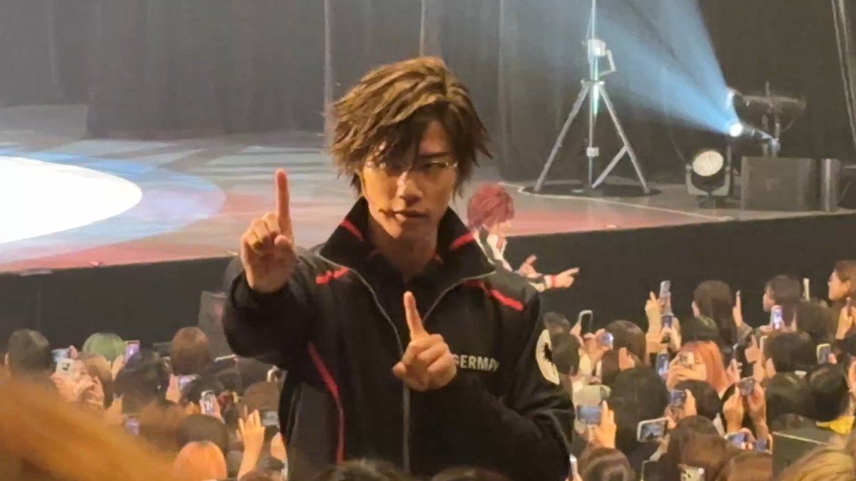 eririb's tweet photo. うおおお、手塚国光お誕生日に！ラウワンコラボと新テニミュ行ってきたよ！

我が家のありったけの手塚グッズ持って行きました(異常成人女性)

新テニミュ、神席じゃねーの！
公演自体もよかったああああ！
��達と一緒に���れてhappy
さとぱんありがとううう！ https://t.co/GLXfT0Ctn3