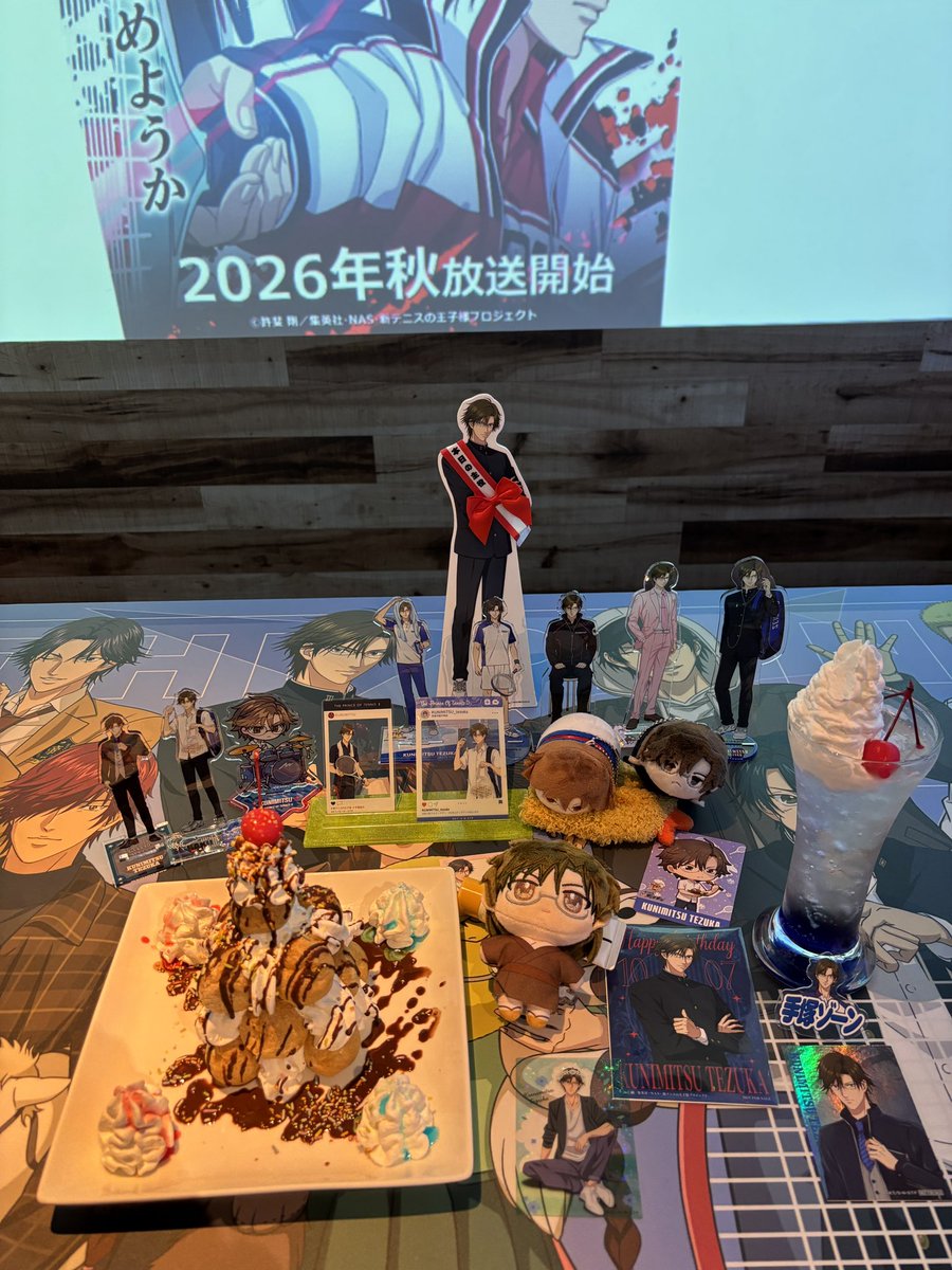 eririb's tweet photo. うおおお、手塚国光お誕生日に！ラウワンコラボと新テニミュ行ってきたよ！

我が家のありったけの手塚グッズ持って行きました(異常成人女性)

新テニミュ、神席じゃねーの！
公演自体もよかったああああ！
��達と一緒に���れてhappy
さとぱんありがとううう！ https://t.co/GLXfT0Ctn3