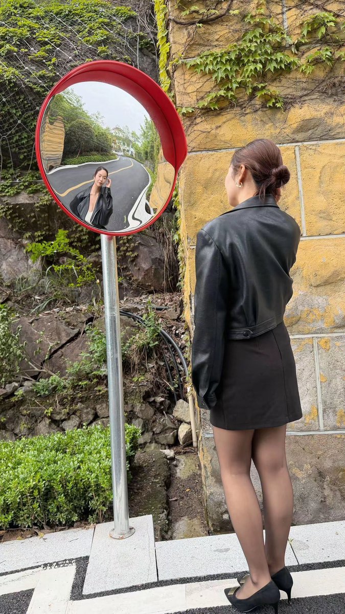 NN01280's tweet photo. 公司新来的同事，据说是赵经理从对手公司里挖过来的销售高手。
感觉她不漂亮，年纪也大，不知道有什么特殊本事。周姐说她很厉害，结了三次婚，后两个老公原本都只是她的客户。
也算是给我这个傻白甜上了一课吧，现在才知道，优秀的销售为了拿下订单可以陪客户睡觉，顶级销售直接把客户变成老公。 https://t.co/No92v3LDBZ