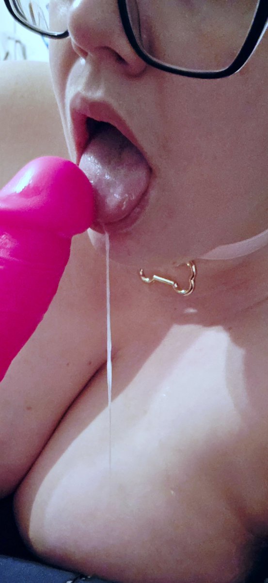 sluttypinkmutt's tweet photo. Mutt found a bone and had to make it hers by shoving it down her throat and getting slobber all over it. https://t.co/n0yTYr9INe