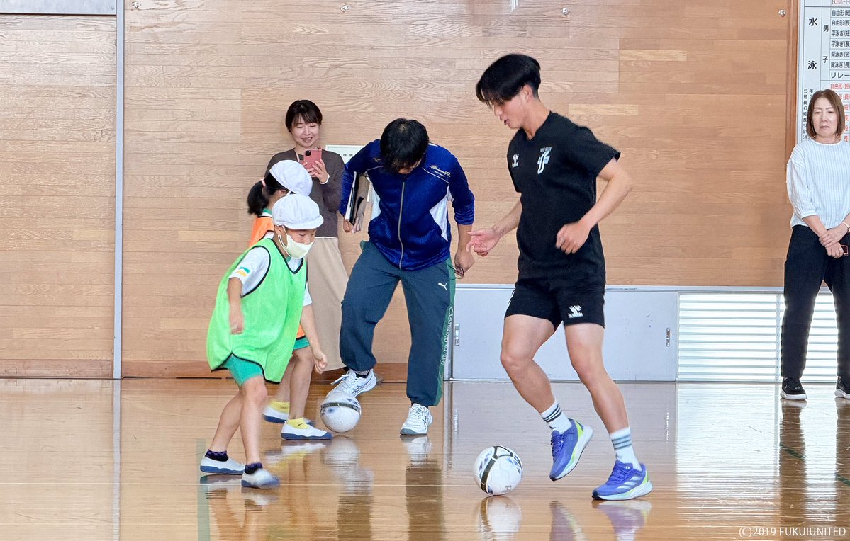 fkiutd_official's tweet photo. 👦🏻地域貢献活動👧🏻
福井県人権啓発ネットワーク協議会様と連携し、#萩原正太郎 選手と西川アカデミーコーチが勝山市立三室小学校を訪問し、巡回型人権サッカー教室を行いました🏫⚽️

人権について学んだ後、サッカーを通して仲間と協力する大切さを学びました✨

#fukuiunited
#ALL福井
#感情を揺さぶる https://t.co/Wyt0NWnYux