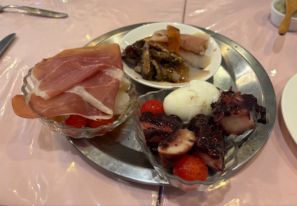 masaka_magyaku's tweet photo. あり得んデカ盛りで有名なフレンチに行き、無事胃袋を破壊されてきた。味は涙が出るほど美味かったです。量が多すぎるためお持ち帰りの袋がそこら中に置いてあります。 https://t.co/0O2OiQDdpR