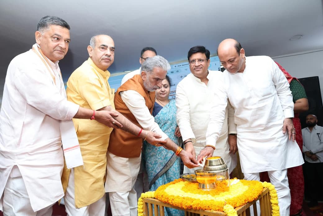 VipulGoelBJP's tweet photo. सेवा से राष्ट्रसेवा के 25 वर्ष… सेवा की ज्योति जन-जन के नाम। 🪔🇮🇳

आज फरीदाबाद के सेक्टर-15 में आयोजित “सेवा ज्योति यात्रा” में कार्यकर्ताओं एवं क्षेत्रवासियों के साथ सहभागिता की और आदरणीय प्रधानमंत्री श्री नरेंद्र मोदी जी का प्रेरणादायी संबोधन सुना।

जनसेवा के 25 वर्षों की यह यात्रा सेवा, सुशासन, गरीब कल्याण और राष्ट्र निर्माण के प्रति अटूट समर्पण की यात्रा है। इन 25 वर्षों में मिला जनविश्वास और अनुभव केवल एक व्यक्ति की नहीं, बल्कि पूरे देश की अमूल्य पूंजी है।

सभा के उपरांत कार्यकर्ताओं एवं नागरिकों के साथ सेवा ज्योति पदयात्रा में शामिल होकर सेवा की ज्योति को जन-जन तक पहुंचाने का संकल्प लिया।

हमारा प्रयास है कि सेवा की यह ज्योति प्रत्येक बूथ, प्रत्येक वार्ड और प्रत्येक परिवार तक पहुंचे तथा पात्र व्यक्ति तक जनकल्याणकारी योजनाओं का लाभ सुनिश्चित करने में हम अपनी भूमिका निभाएं।

140 करोड़ देशवासियों की सामूहिक शक्ति से विकसित भारत 2047 का संकल्प अवश्य साकार होगा।

आइए, सेवा को संकल्प बनाकर और राष्ट्रहित को सर्वोपरि रखकर विकसित भारत के निर्माण में अपनी सहभागिता सुनिश्चित करें। 

#25YearsofSeva #SevaJyotiYatra #SevaSankalp #ViksitBharat2047 #JanSeva #Faridabad #Haryana 

@narendramodi @NayabSainiBJP @BJP4India @BJP4Haryana