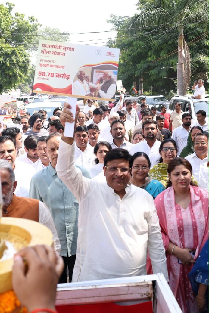 VipulGoelBJP's tweet photo. सेवा से राष्ट्रसेवा के 25 वर्ष… सेवा की ज्योति जन-जन के नाम। 🪔🇮🇳

आज फरीदाबाद के सेक्टर-15 में आयोजित “सेवा ज्योति यात्रा” में कार्यकर्ताओं एवं क्षेत्रवासियों के साथ सहभागिता की और आदरणीय प्रधानमंत्री श्री नरेंद्र मोदी जी का प्रेरणादायी संबोधन सुना।

जनसेवा के 25 वर्षों की यह यात्रा सेवा, सुशासन, गरीब कल्याण और राष्ट्र निर्माण के प्रति अटूट समर्पण की यात्रा है। इन 25 वर्षों में मिला जनविश्वास और अनुभव केवल एक व्यक्ति की नहीं, बल्कि पूरे देश की अमूल्य पूंजी है।

सभा के उपरांत कार्यकर्ताओं एवं नागरिकों के साथ सेवा ज्योति पदयात्रा में शामिल होकर सेवा की ज्योति को जन-जन तक पहुंचाने का संकल्प लिया।

हमारा प्रयास है कि सेवा की यह ज्योति प्रत्येक बूथ, प्रत्येक वार्ड और प्रत्येक परिवार तक पहुंचे तथा पात्र व्यक्ति तक जनकल्याणकारी योजनाओं का लाभ सुनिश्चित करने में हम अपनी भूमिका निभाएं।

140 करोड़ देशवासियों की सामूहिक शक्ति से विकसित भारत 2047 का संकल्प अवश्य साकार होगा।

आइए, सेवा को संकल्प बनाकर और राष्ट्रहित को सर्वोपरि रखकर विकसित भारत के निर्माण में अपनी सहभागिता सुनिश्चित करें। 

#25YearsofSeva #SevaJyotiYatra #SevaSankalp #ViksitBharat2047 #JanSeva #Faridabad #Haryana 

@narendramodi @NayabSainiBJP @BJP4India @BJP4Haryana