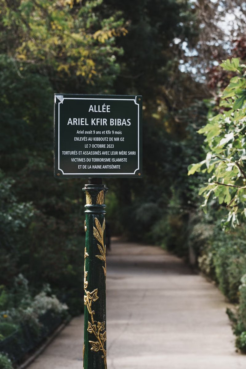 Parisianaes1's tweet photo. Allée Ariel Kfir Bibas, Parc Monceau, Paris. 

A path named for Ariel and Kfir Bibas, taken from Kibbutz Nir Oz on 7 October 2023 and murdered with their mother, Shiri. 

Victims of Islamist terrorism and antisemitic hatred. https://t.co/zyieu4njPS