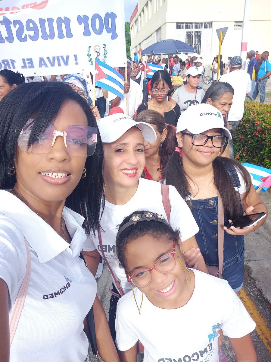 MariaIs42218551's tweet photo. Felicidades familia!!! A los que están, a los que  ya no pero forman parte de nuestra historia, a los que nos llevan en su corazón, a todos los trabajadores. Abrazo apretado hermanos. Agradecida de ser parte de uds hoy y siempre. #21Aniversario @Emcomed1 de @BioCubaFarma https://t.co/IO8BuyhpMa