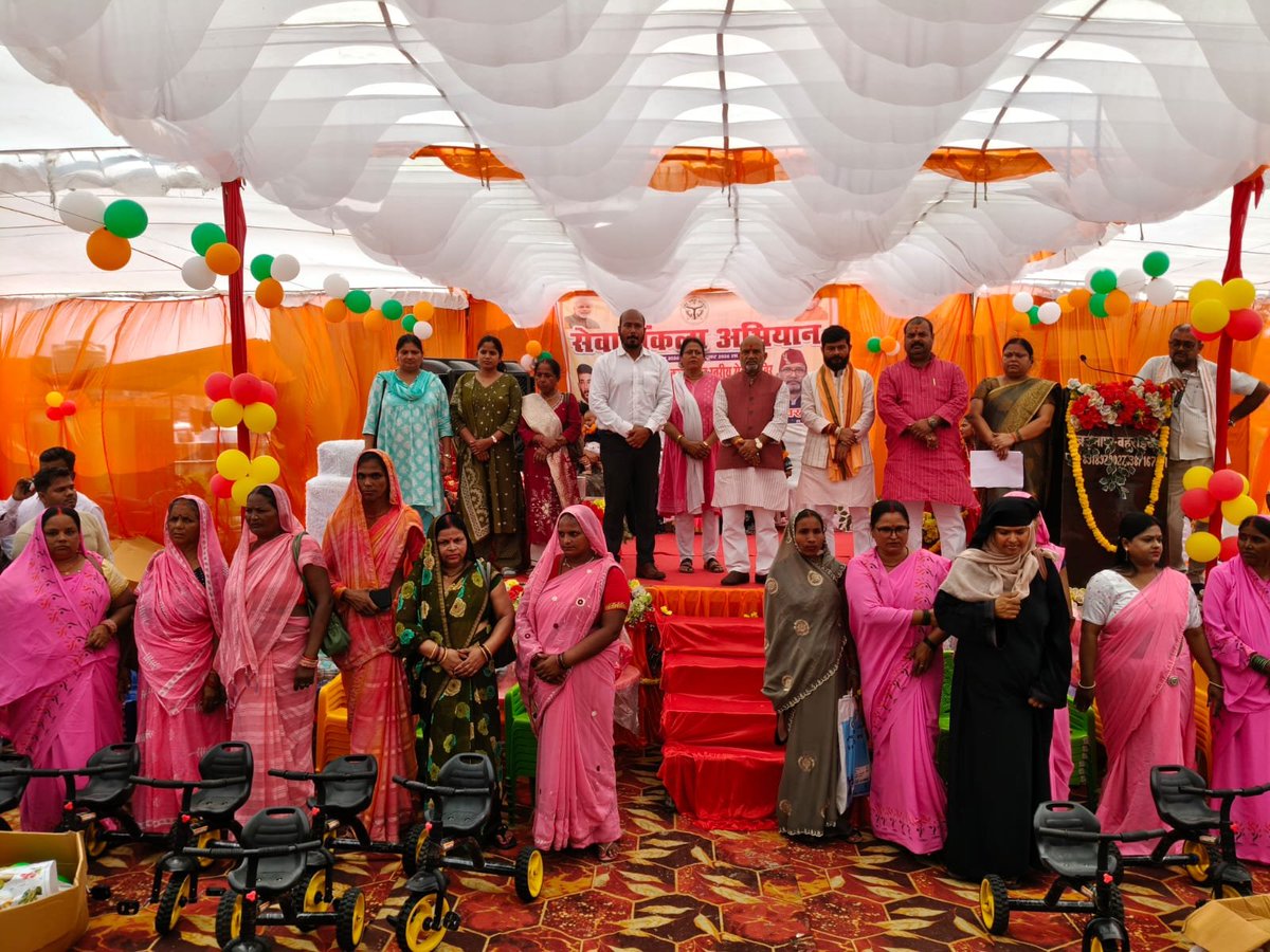 ICDSBAHRAICH01's tweet photo. आंगनवाड़ी कार्यकत्रियों का समर्पण
 घर-घर दस्तक, पोषण की अलख! बहराइच की आंगनवाड़ी कार्यकत्रियां सेवा संकल्प अभियान को सफल बनाने के लिए पूरी निष्ठा से जुटी हैं।
 #PoshanPakhwada #ICDSBahraich #SevaSankalp #KuposhanMuktBharat https://t.co/cM0Lu57ylB