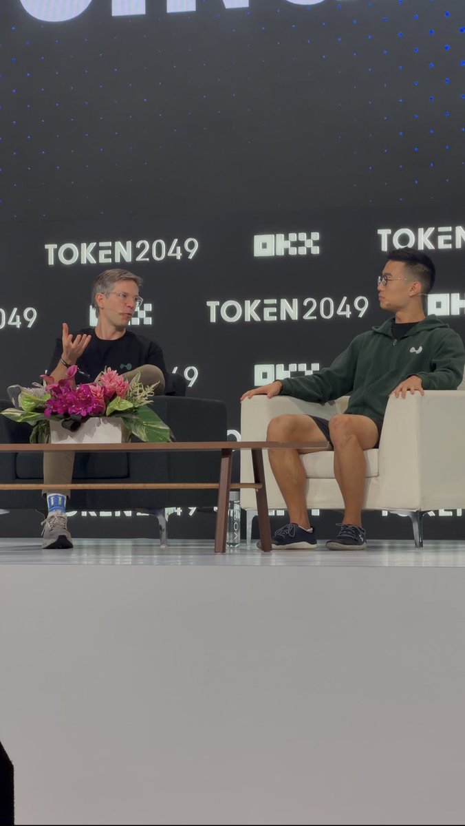HyperOutfits_'s tweet photo. Jeff on stage at TOKEN2049 🇸🇬
Hope you guys enjoyed the merch 💚 https://t.co/dOJ5xBpe6x