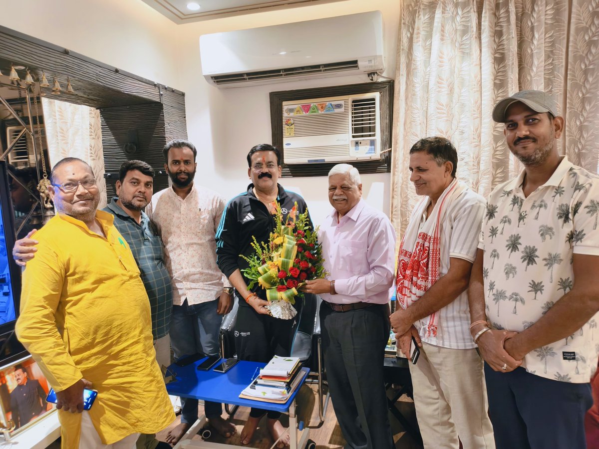 prakashraioffic's tweet photo. सफल चिकित्सीय उपचार के बाद #PalamuChamber के अध्यक्ष भैया आनंद शंकर जी के आवास पर भेंट कर कुशल-क्षेम जाना। इस दौरान लोकप्रिय सांसद श्री @vishnumppalamu जी उपस्थित रहे।
बाबा बैद्यनाथ से आपके उत्तम स्वास्थ्य और दीर्घायु जीवन की कामना करता हूँ।🙏
#palamu #VDRam #FJCCI #BJPJharkhand https://t.co/psSgvGHd5x