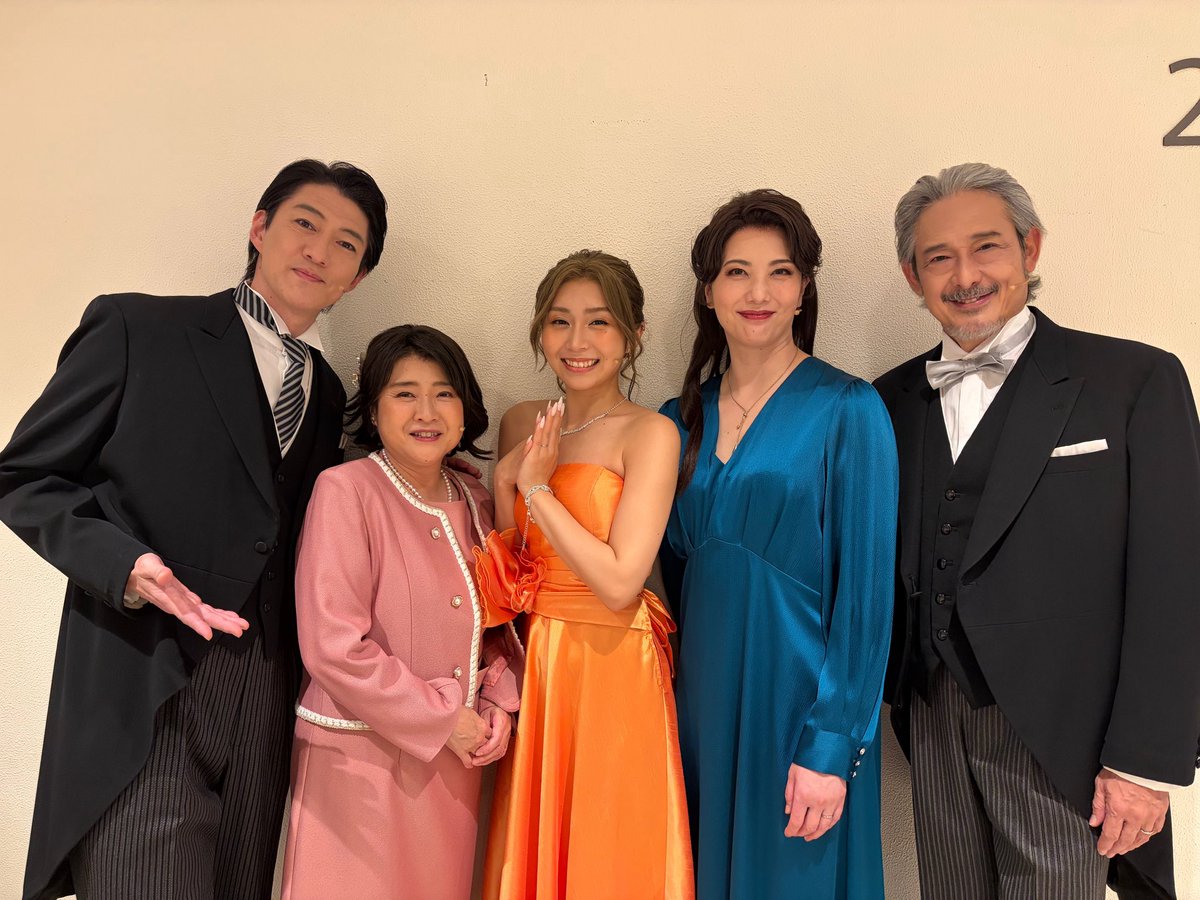 V_H_Miyahara's tweet photo. タイムトラベラーズ・ワイフ、
前楽公演にお越しいただきありがとうございました。
結婚式後の親族&amp;チャリスと、一足早く千秋楽を迎えた子供クレアとアルバ役の木村美桜ちゃんと。
#タイムトラベラーズ・ワイフ
#TTW
#前楽
#鶴見辰吾
#壮一帆
#佐藤真弓
#青野紗穂
#木村美桜
#宮原浩暢 https://t.co/zfiX2f3w68