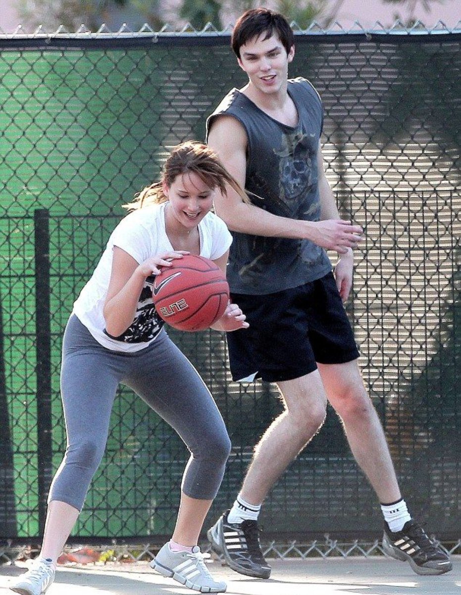 cinevow's tweet photo. Jennifer Lawrence and Nicholas Hoult playing basketball, 2012 https://t.co/6ZPGNGIers